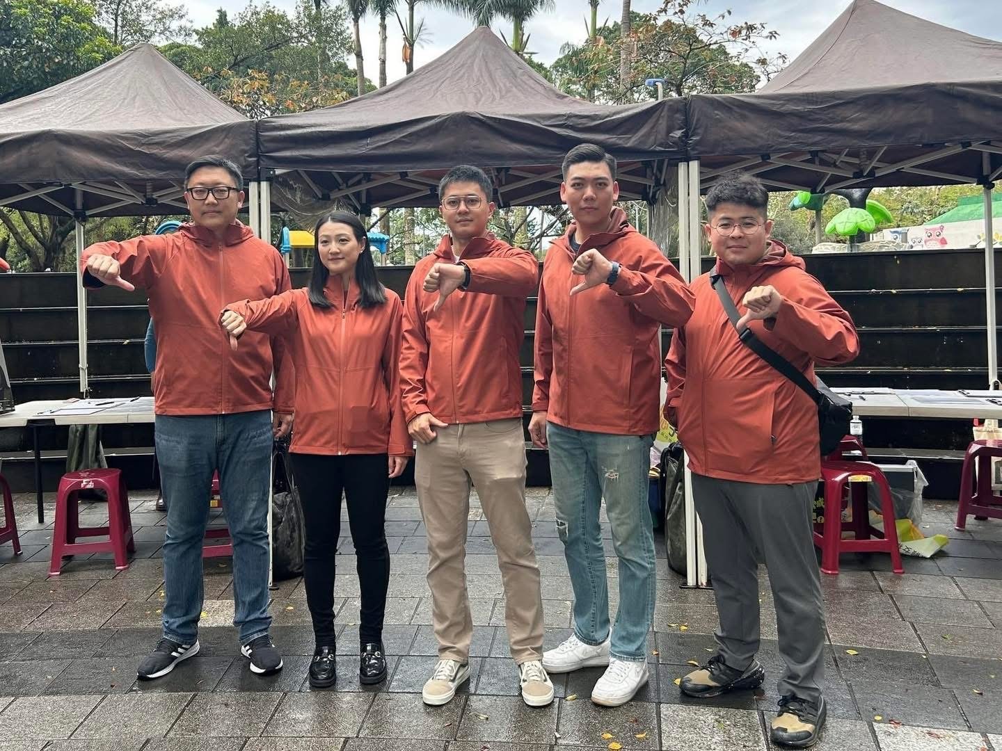 罷免民進黨立委吳沛憶的領銜人李孝亮（中）與召集人劉思吟（左2）、陳冠安（右1）今因為罷免連署出現死者檢調約談。翻攝陳冠安臉書