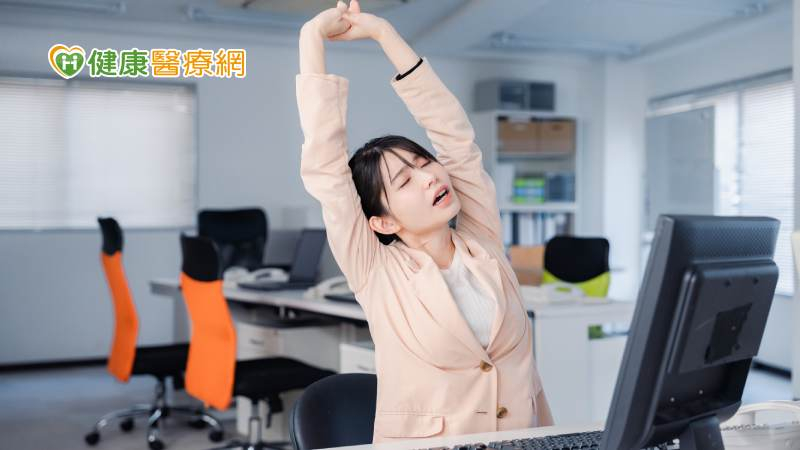 工作忙沒時間運動?5個動作上班坐著也能動 2方法助降低久坐危害