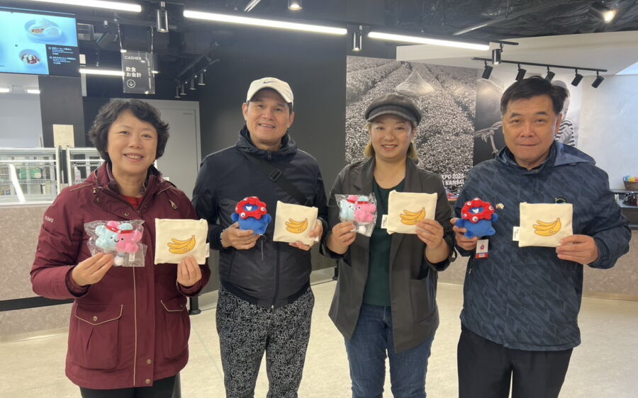 圖/民進黨新北市議會黨團副召蘇錦雄(左二),帶領新北市議員鍾宏仁(右一)、黃淑君(右二)、基隆市議員鄭文婷(左一),參訪大阪世界博覽會。(新北市議員黃淑君提供)