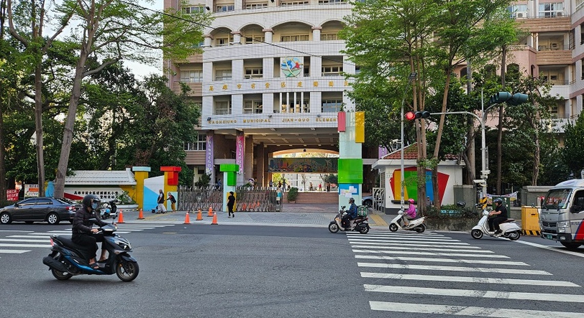 提升高雄校園周邊交通安全新措施:全日三色燈號運作啟動