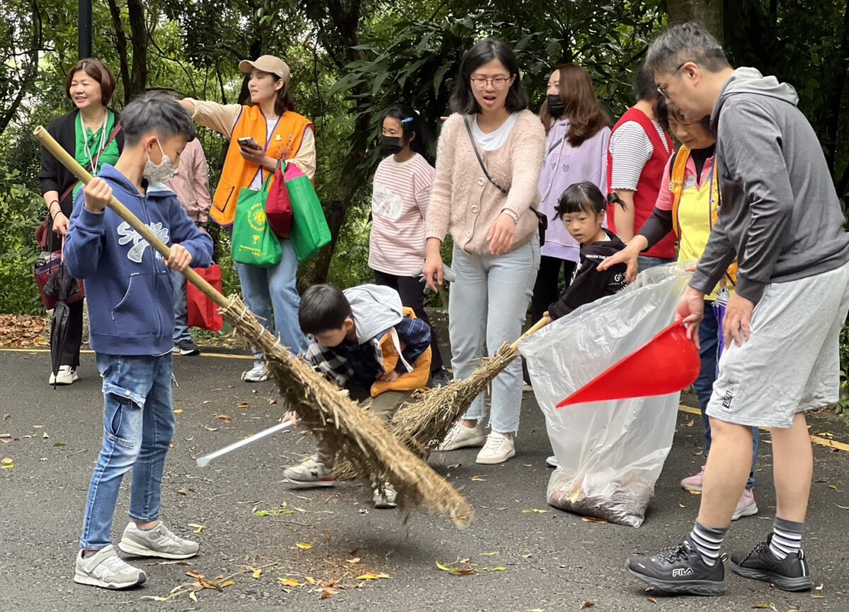 ▲親子活動淨山愛護環境。(圖/立法院中南部服務中心提供)