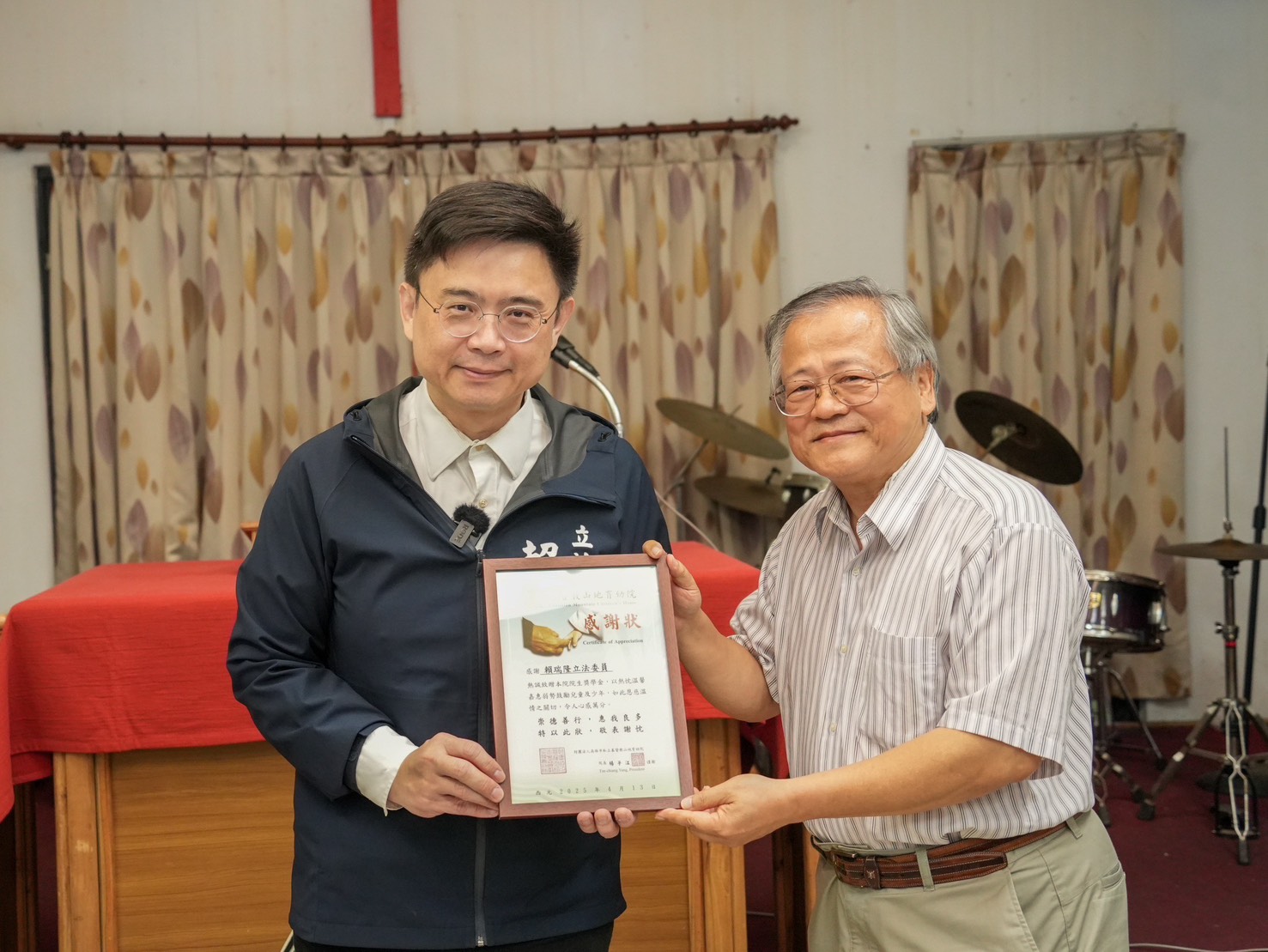 賴瑞隆訪六龜山地育幼院 送黃色小鴨陪孩子勇敢追夢