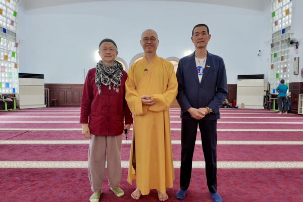 台北清真寺鄭泰祥董事長(右)擴大舉辦開齋節活動,首次走出寺外至大安森林公園,推廣穆斯林多元文化與宗教交流。現場結合「百萬神知識」宗教教育活動,法藏大和尚(中)與北港朝天宮董事長蔡咏鍀(左)也親自出席共襄盛舉。圖/宗聯會