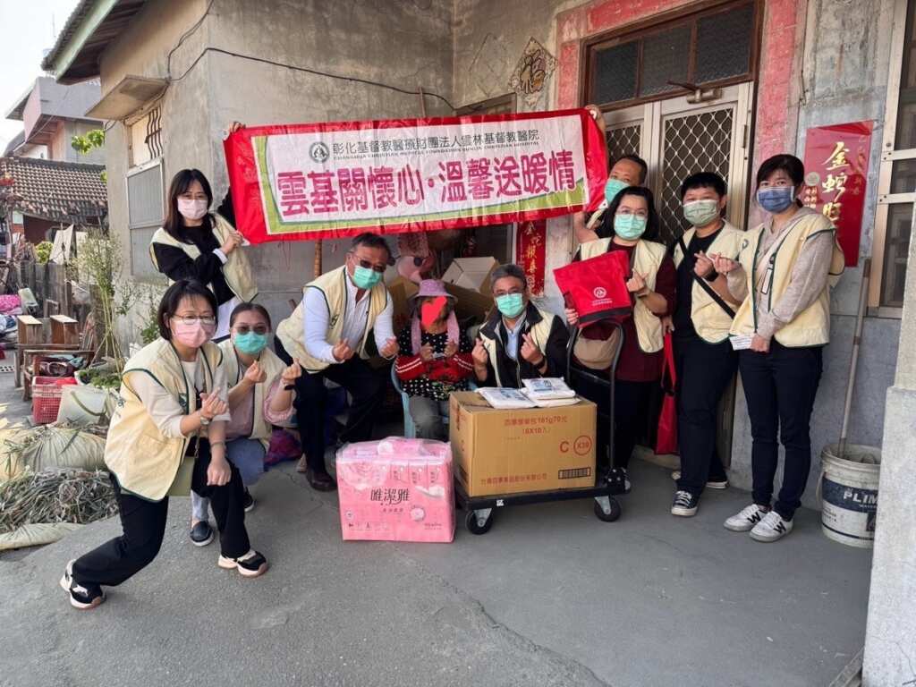 雲基關懷團隊帶來白米、乾糧與生活用品等基本民生物資,主動走入社區關懷弱勢獨居長者。(記者廖承恩翻攝)