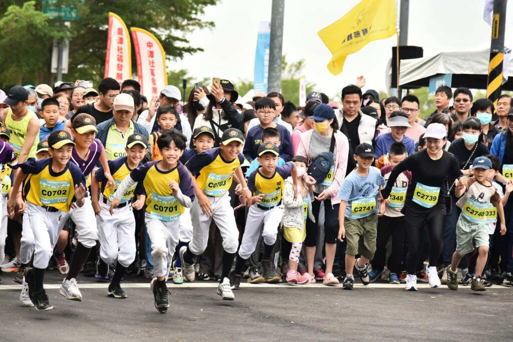 田中馬拉松「為愛而跑，助浪溫飽」的公益捐糧行動跑出1公里捐出10元作為流浪動物糧食基金(圖/田中馬拉松)