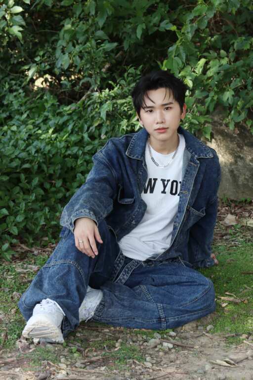 ▲AcQUA源少年隊長黃莑茗14日推出全新單曲〈最佳隊友〉，選在華山大草原拍攝單曲照。（種子音樂提供）