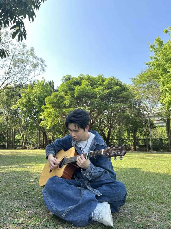 ▲AcQUA源少年隊長黃莑茗14日推出全新單曲〈最佳隊友〉，選在華山大草原拍攝單曲照。（種子音樂提供）