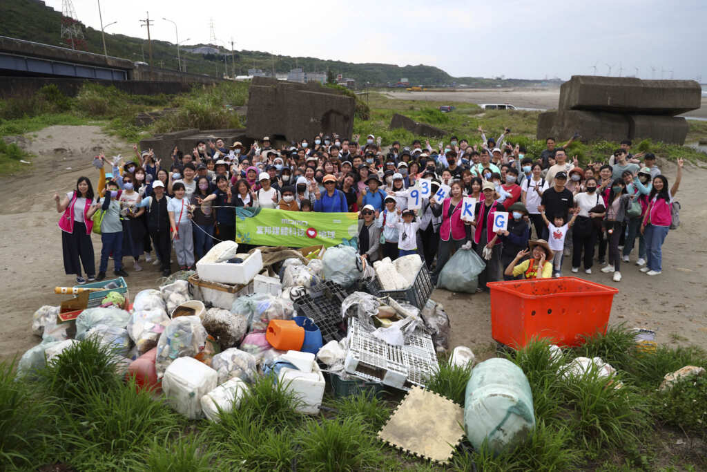 ▲momo致力推動海洋環境永續，於世界地球日前夕號召超過150位員工與消費者攜家帶眷，組成「永續家園保衛隊」前往林口頂寮沙灘參與淨灘行動。