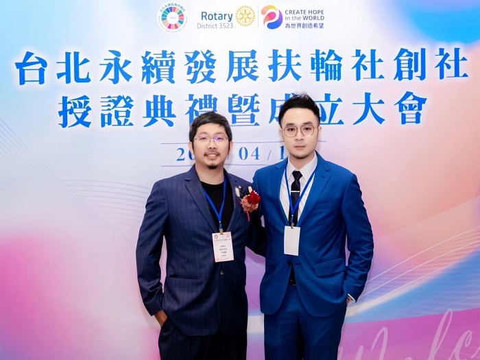 大管仲策略顧問李建勳執行長(左)與潘偉亷策略長(右)雙雙榮獲美國學府頒發榮譽博士學位