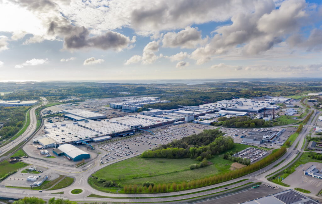 VOLVO 於 2021 年領先業界宣布位於瑞典的托斯蘭達(Torslanda)工廠成為 VOLVO 第一家達成碳中和的工廠。