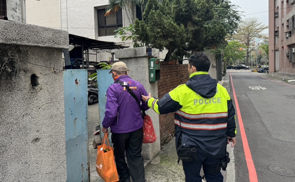 ▲圖說：民權所員警駕駛巡邏車，專程護送湯姓老翁返家 （圖／台中市政府 提供）
