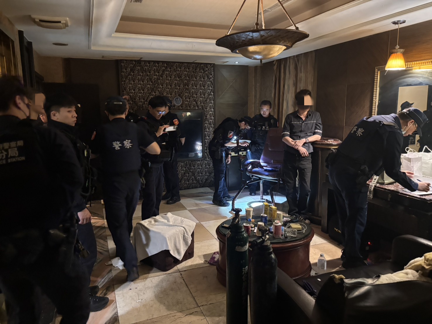 中壢分局「雷霆除暴」77人落網 三仙巷淫窟逮賣春爆乳越女 236 中壢分局「雷霆除暴」77人落網 三仙巷淫窟逮賣春爆乳越女 235