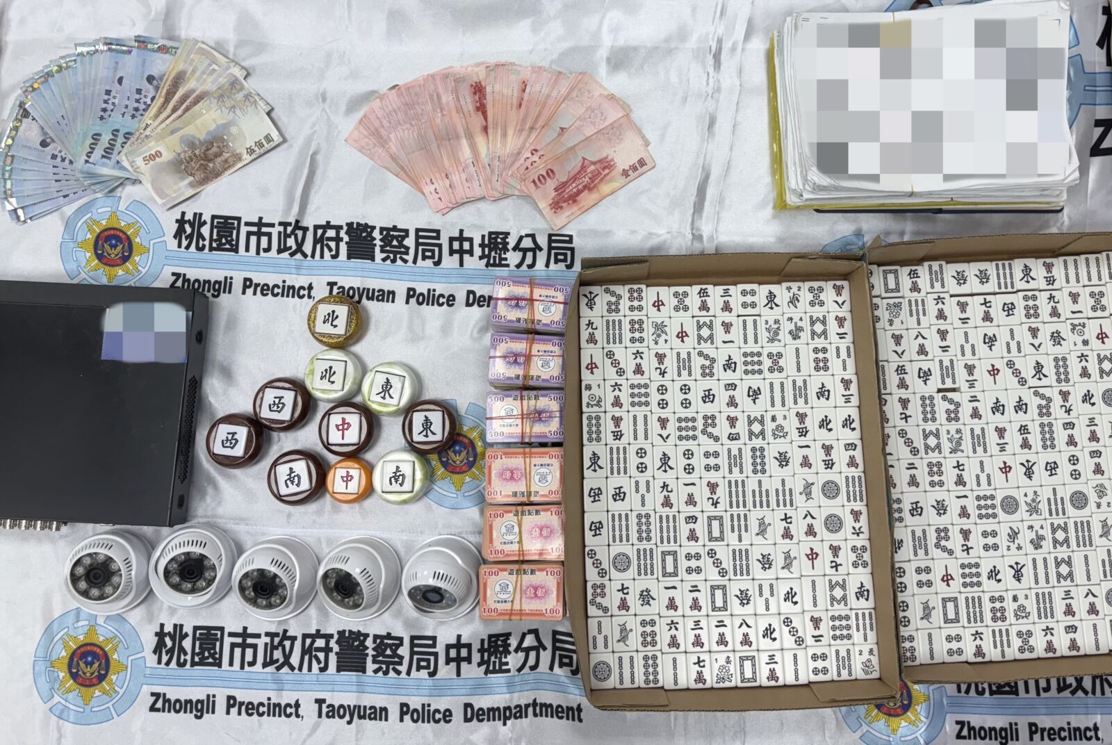 中壢分局「雷霆除暴」77人落網 三仙巷淫窟逮賣春爆乳越女 238 中壢分局「雷霆除暴」77人落網 三仙巷淫窟逮賣春爆乳越女 237