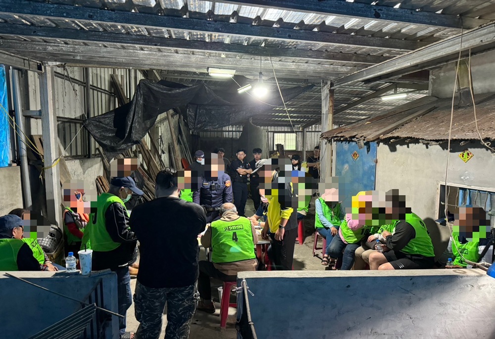 豬舍惡臭當掩護 東港警仍破獲賭性堅強15人送辦 221 248250414a07