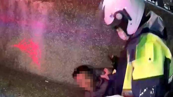 【有片】民眾遛狗巧遇警匪追逐「飆車」神助攻逮失聯移工 93 2128274 0