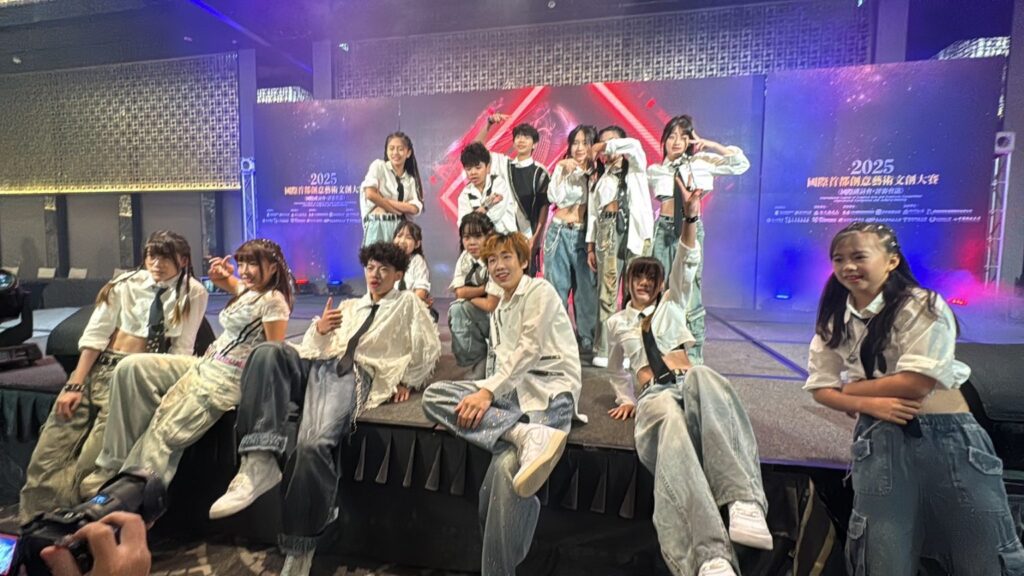 學生們帶來HIPHOP街舞將活動掀起高潮。(台灣CIAM國際創意形象藝術協會提供)