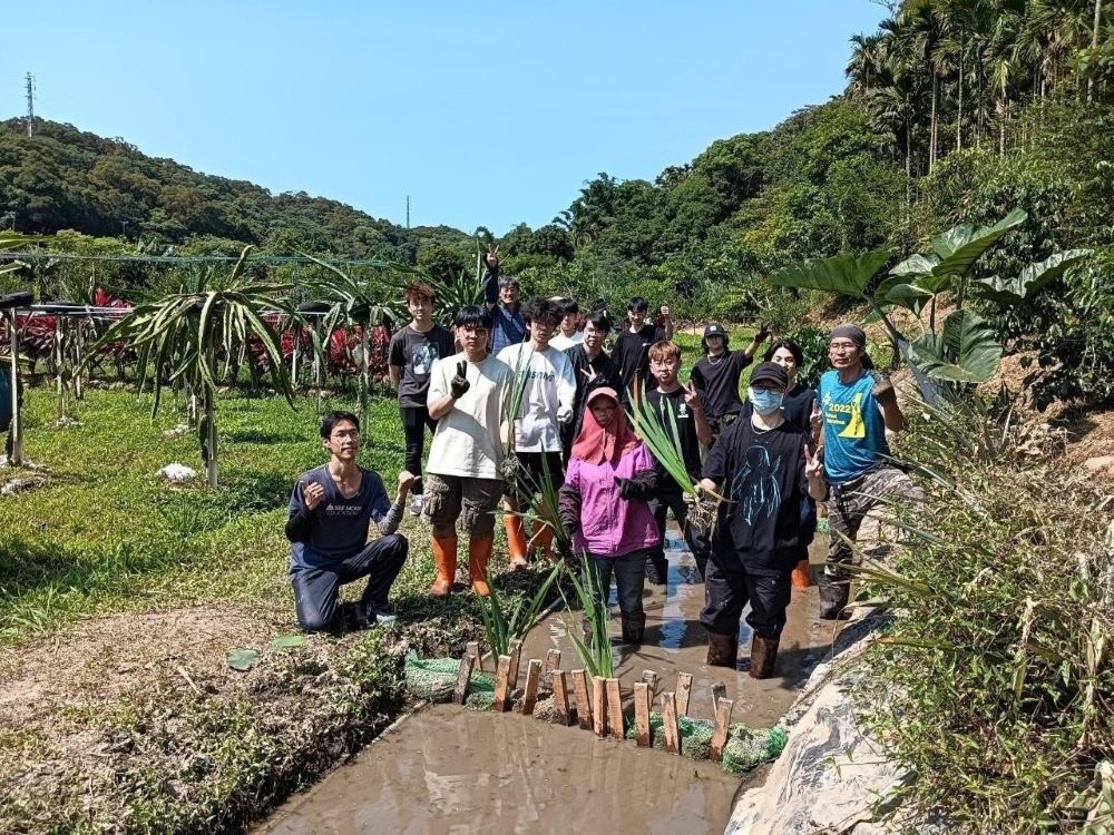 《圖說》龍華科大USR計畫邀集社區民眾參與螢火蟲棲地復育，「螢」造美麗家園。〈龍華科大提供〉