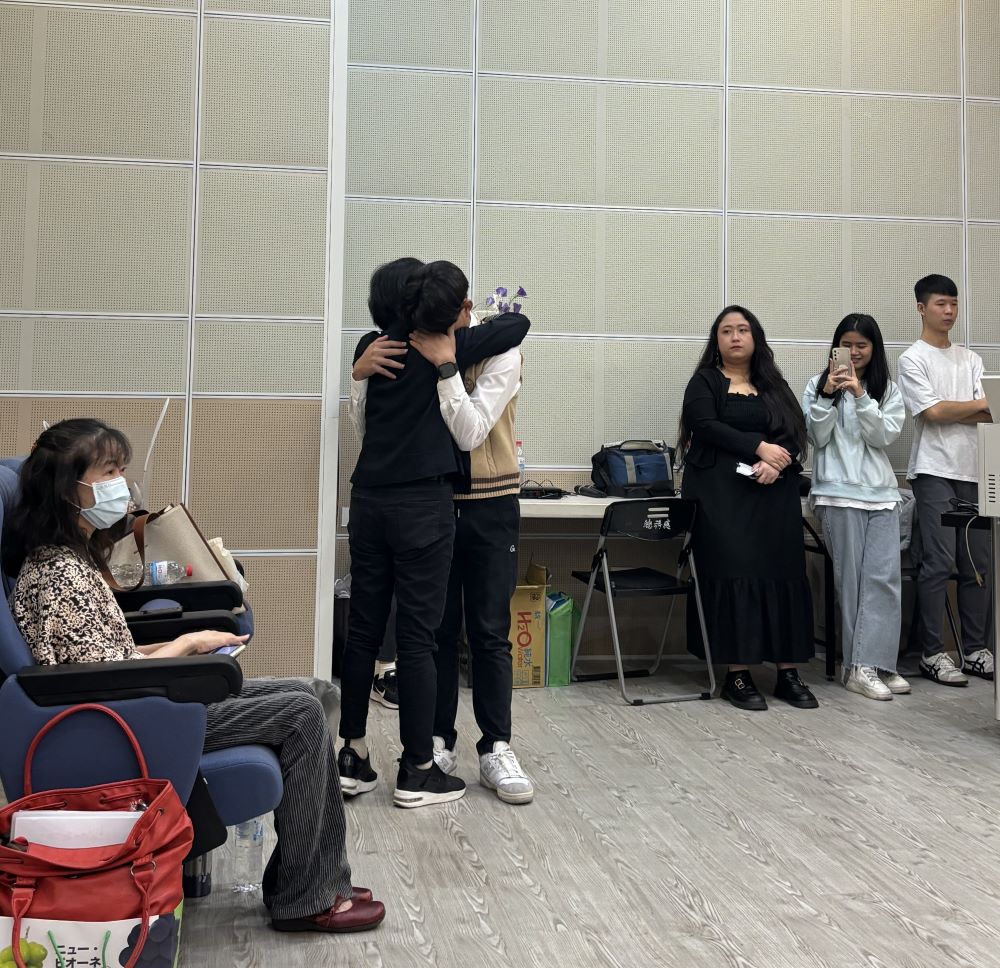 《圖說》華語班學生在課後向老師表達感謝之意，兩人相擁而泣，場面十分溫馨。〈勞工局提供〉