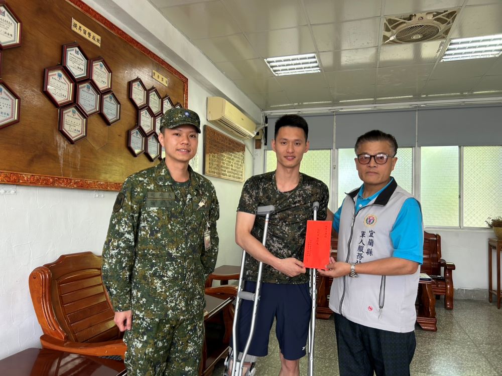 《圖說》宜蘭縣軍人服務站長何中南慰問陸軍宜蘭聯保廠術重建休養袍澤。〈宜蘭軍服站提供〉