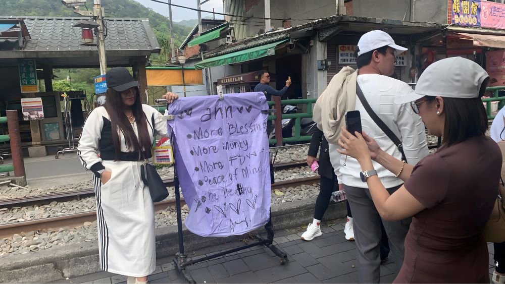 《圖說》來自國外的貴賓在天燈上寫下祈福願望。〈同城華里提供〉