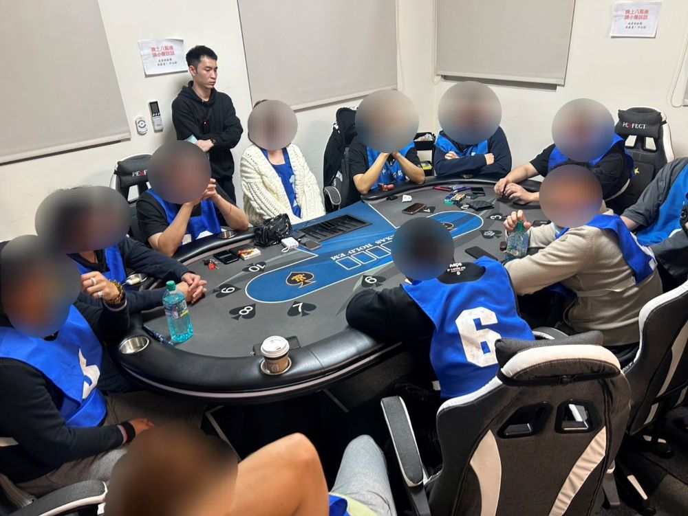 《圖說》中和豪宅社區大樓德州撲克賭場，由負責人於網路社團貼文向不特定民眾招募德州撲克賭博訊息。〈中和分局提供〉