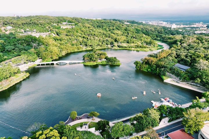 新竹市青草湖天鵝船和SUP活動都相當受歡迎。 圖:新竹市政府城市行銷處/提供