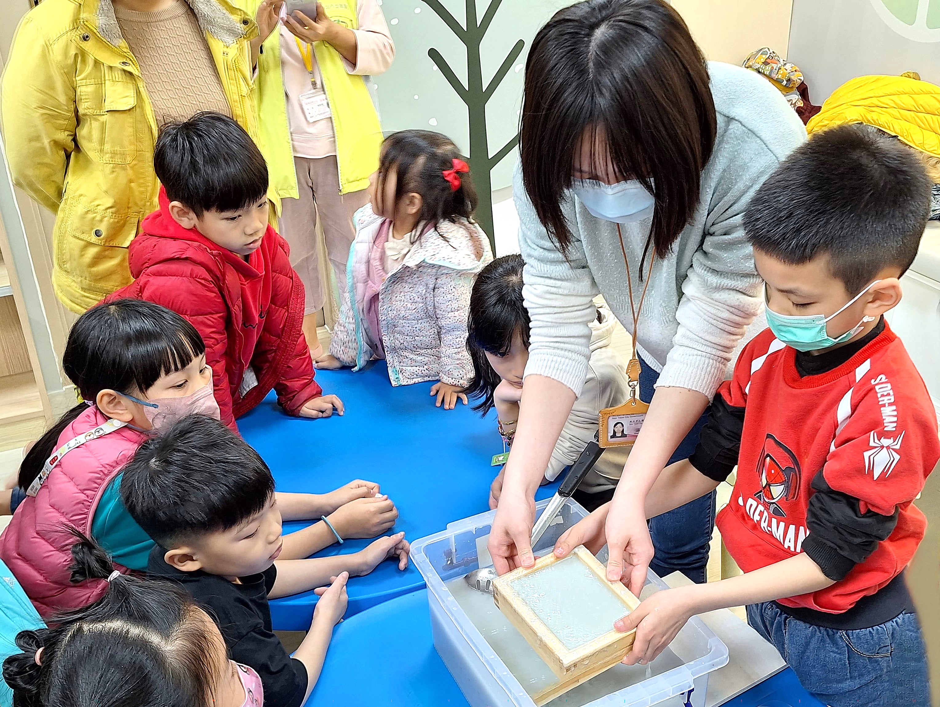 422愛地球！蘆洲集賢分館「手創空間」借書免費體驗手抄紙DIY