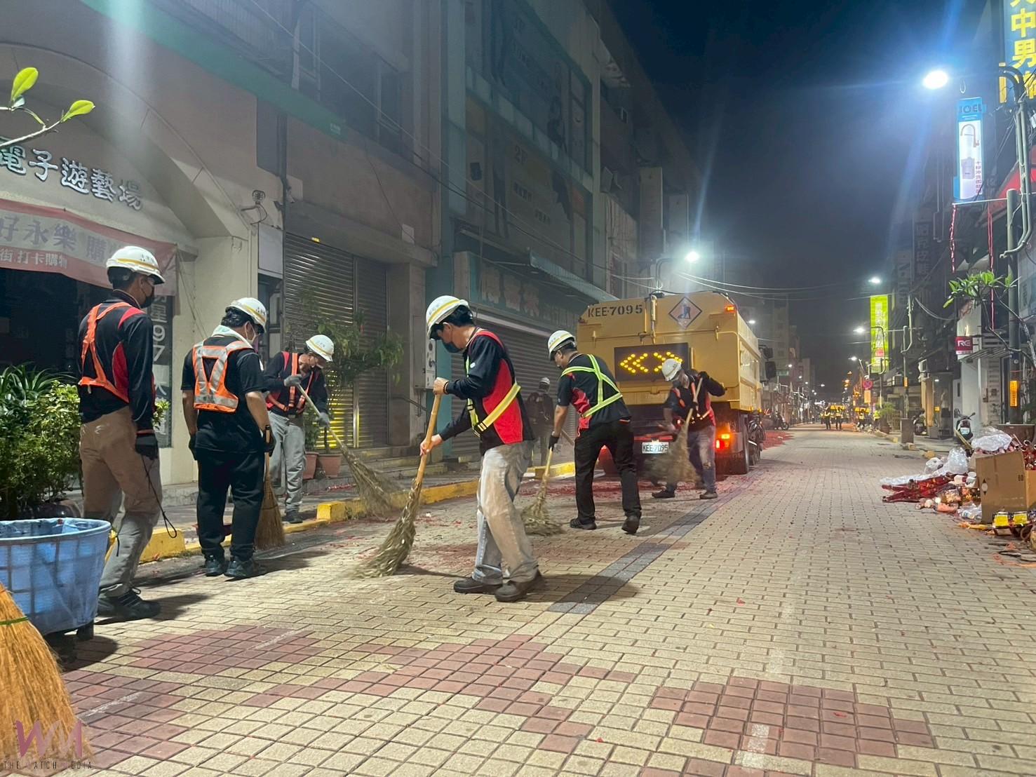 回鑾後街道滿地屑 清潔隊連夜清掃如戰場 在地民眾心疼基層 - https://www.watchmedia01.com