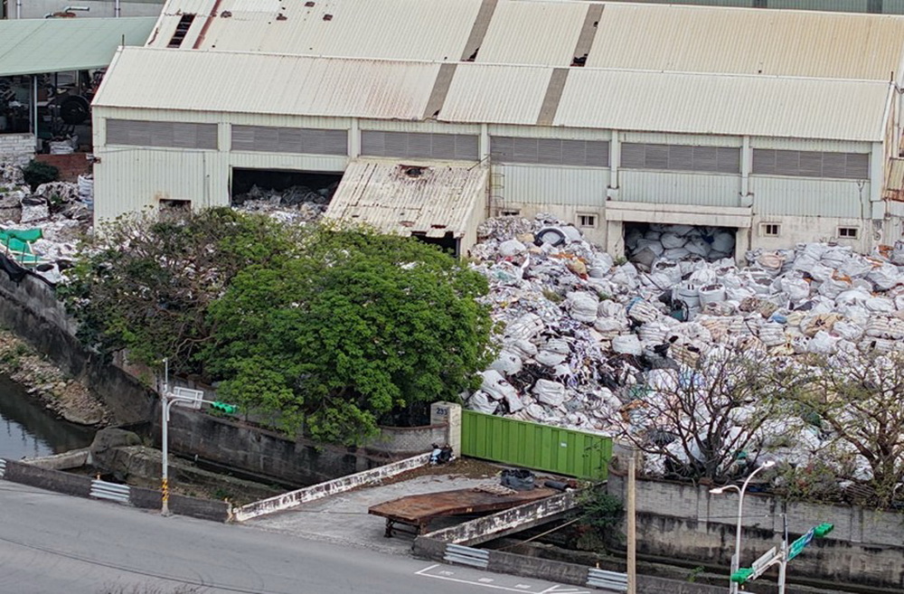 檢警環查獲黑心廠商合法掩護非法 擬將4億廢棄塑膠輸出境外