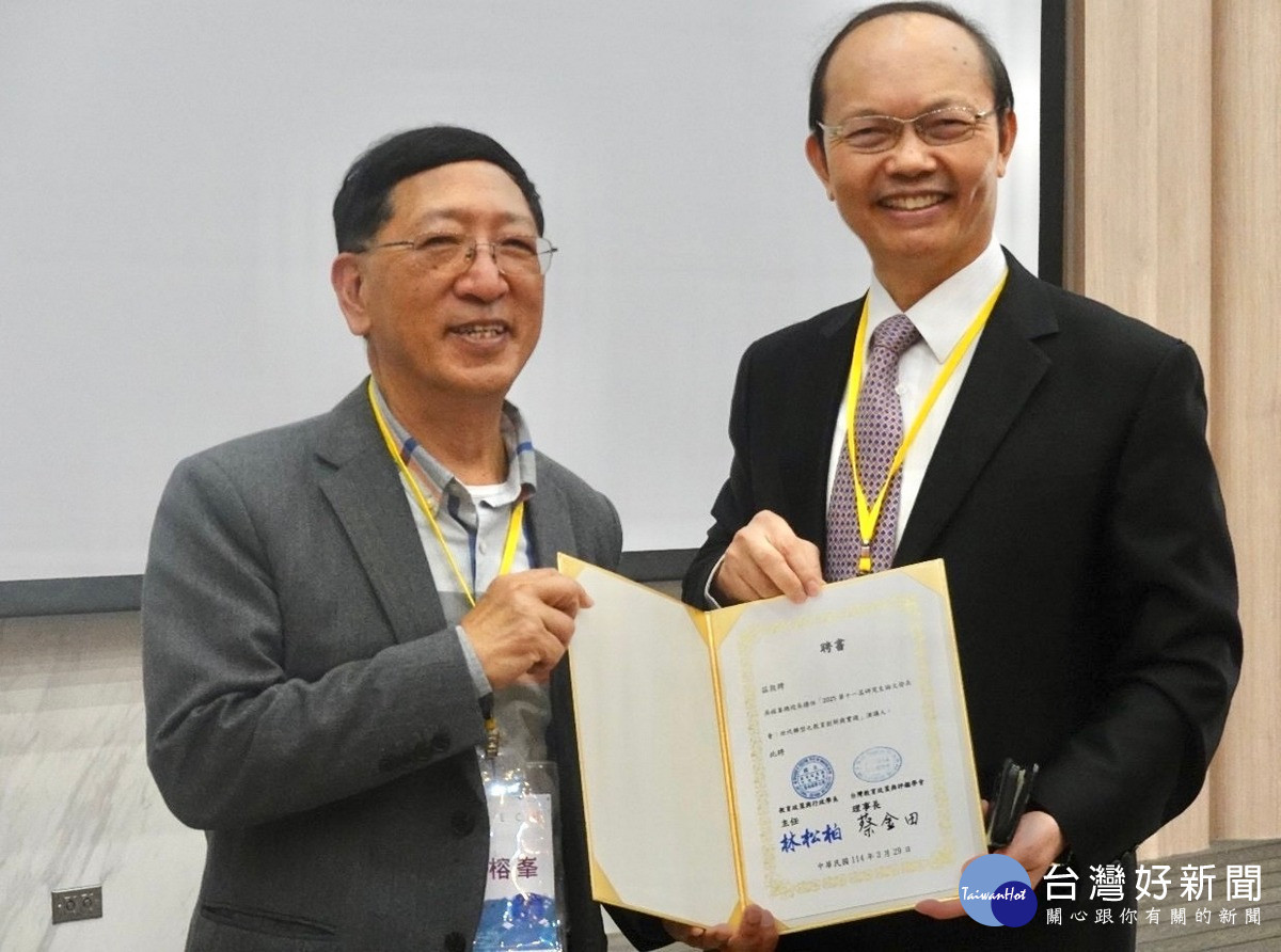 暨大楊振昇教務長(右)與佛光山均頭中小學總校長吳榕峯，兩位前後任台中市教育局局長跨世代對談。（暨大提供）