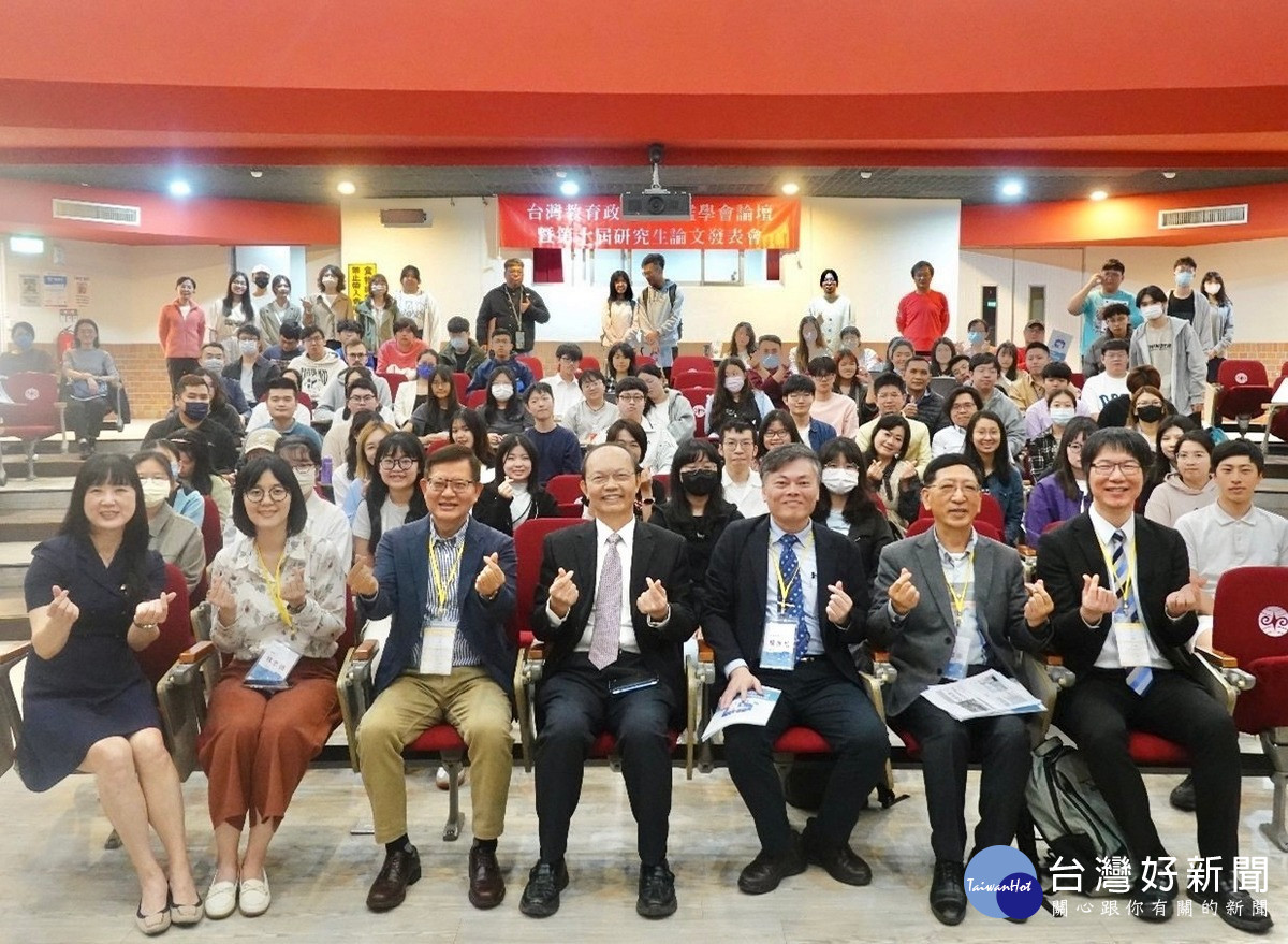發表會與會人員合影。（暨大提供）