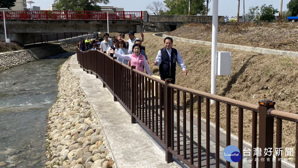 立委楊瓊瓔、台中市議員羅永珍等與會貴賓走訪剛完工的的親水步道。