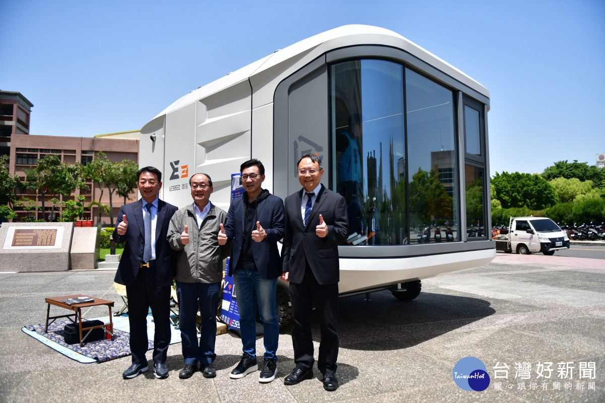 太空艙露營車前合影。