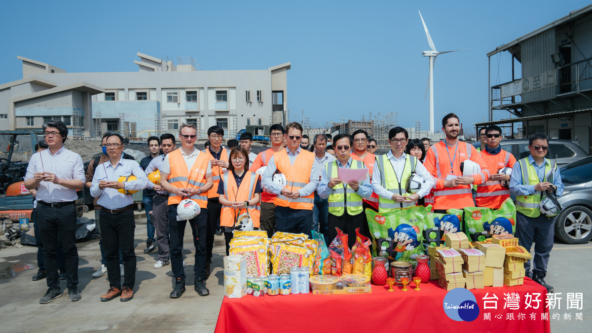 沃旭能源成功將大彰化西南第二階段離岸風場之陸上變電站連接至台灣電力公司電網,與台灣電力公司和星能股份有限公司一同祈求運作順利。圖/沃旭提供