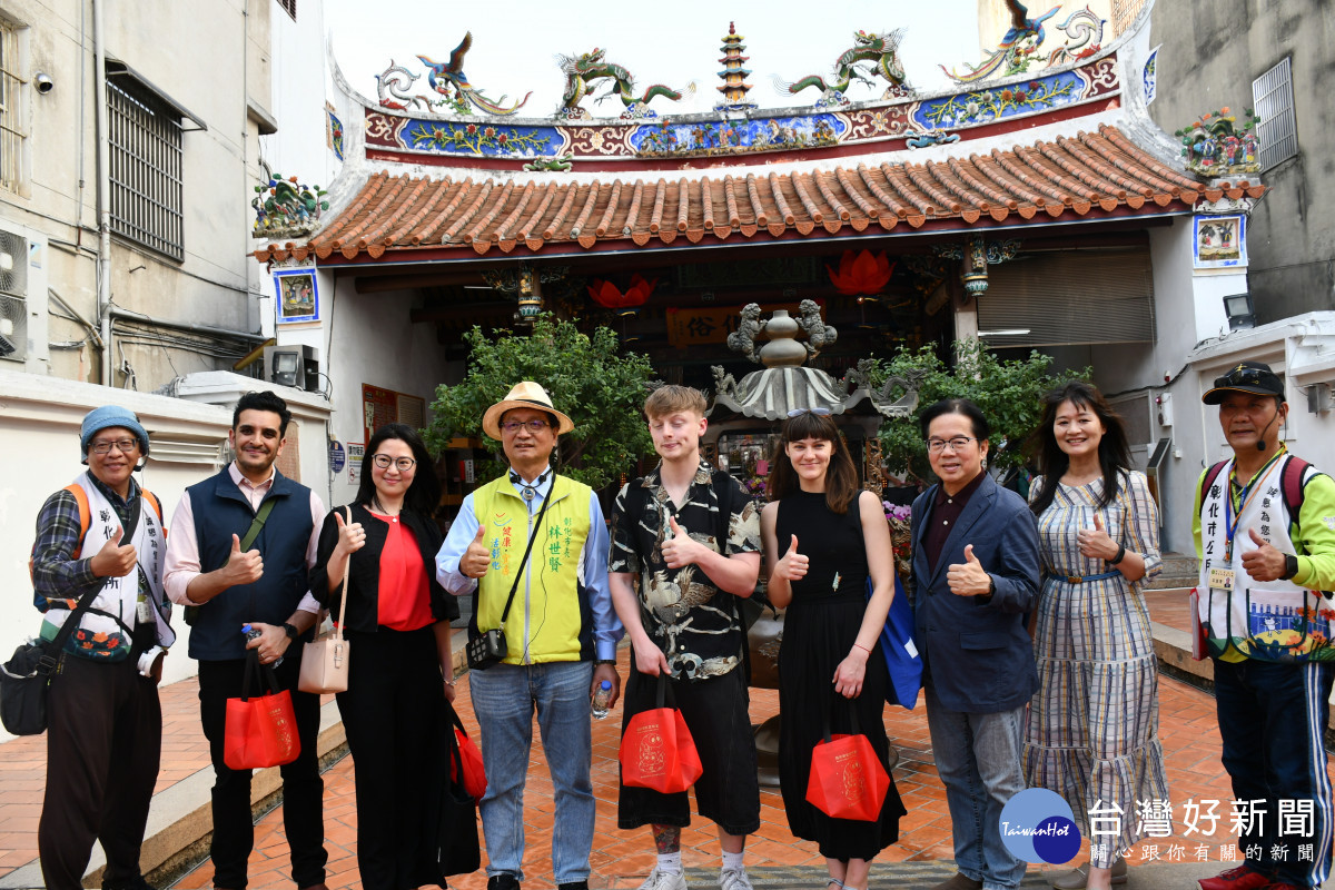 英國當代藝術家Danny Young與Margarita Frančeska Loze（站在林市長左手邊）等人遊賞開化寺並合影。圖／彰化市公所提供