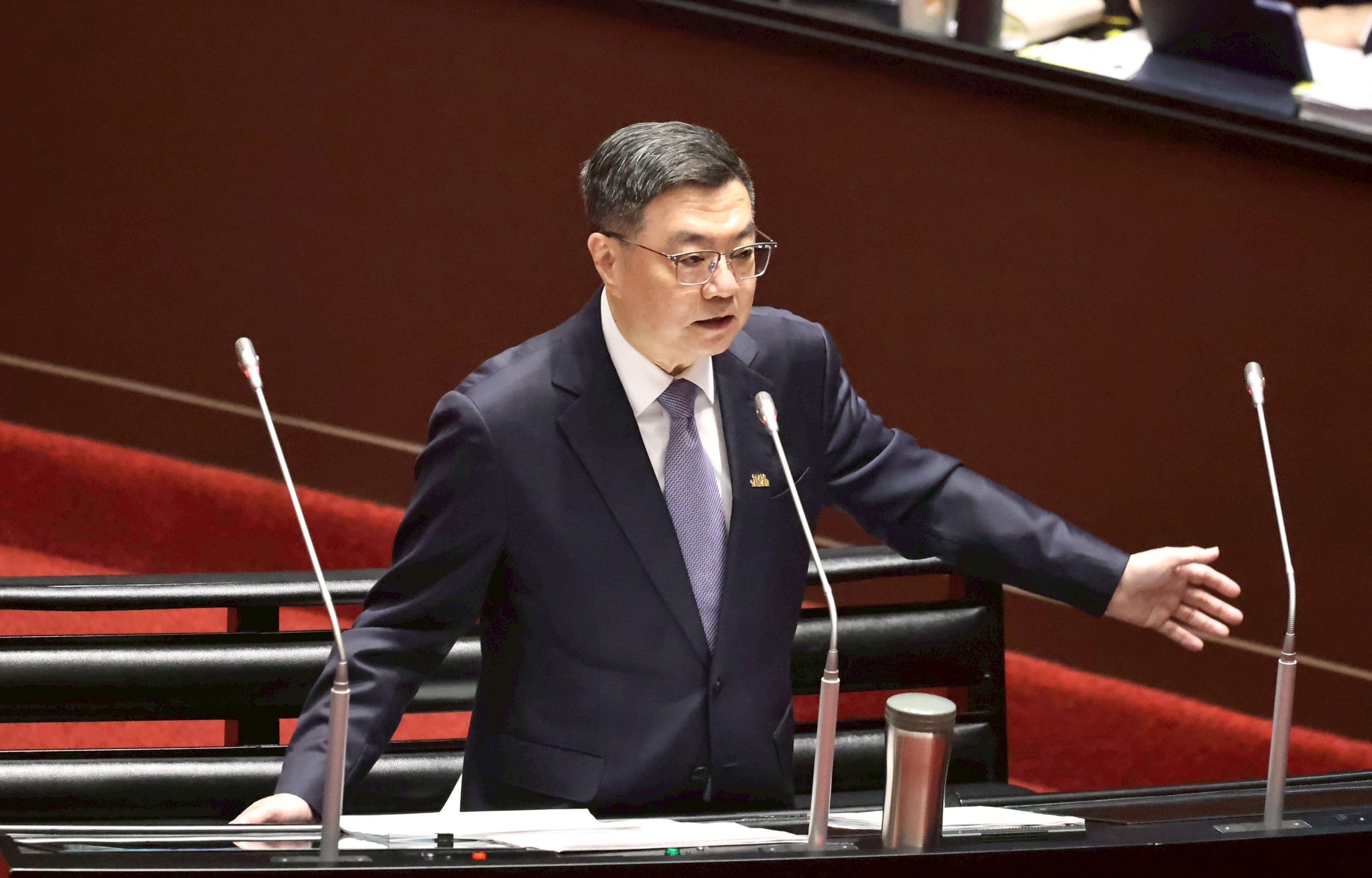 行政院被凍結的預算什麼時候解凍,卓榮泰依舊堅持要走憲政救濟程序,還沒有考慮要由個別部會向立法院各委員會提出報告。林啟弘攝