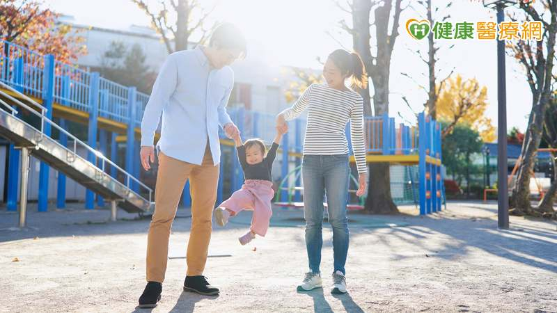 太用力拉小孩手恐脫臼!醫:1部位未發育完全 家長日常「4動作」增風險
