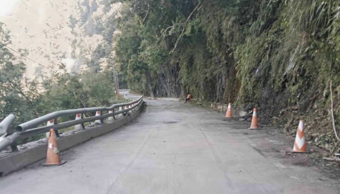 海端鄉利稻路段發生邊坡落石已清理完成 現場道路恢復正常通行