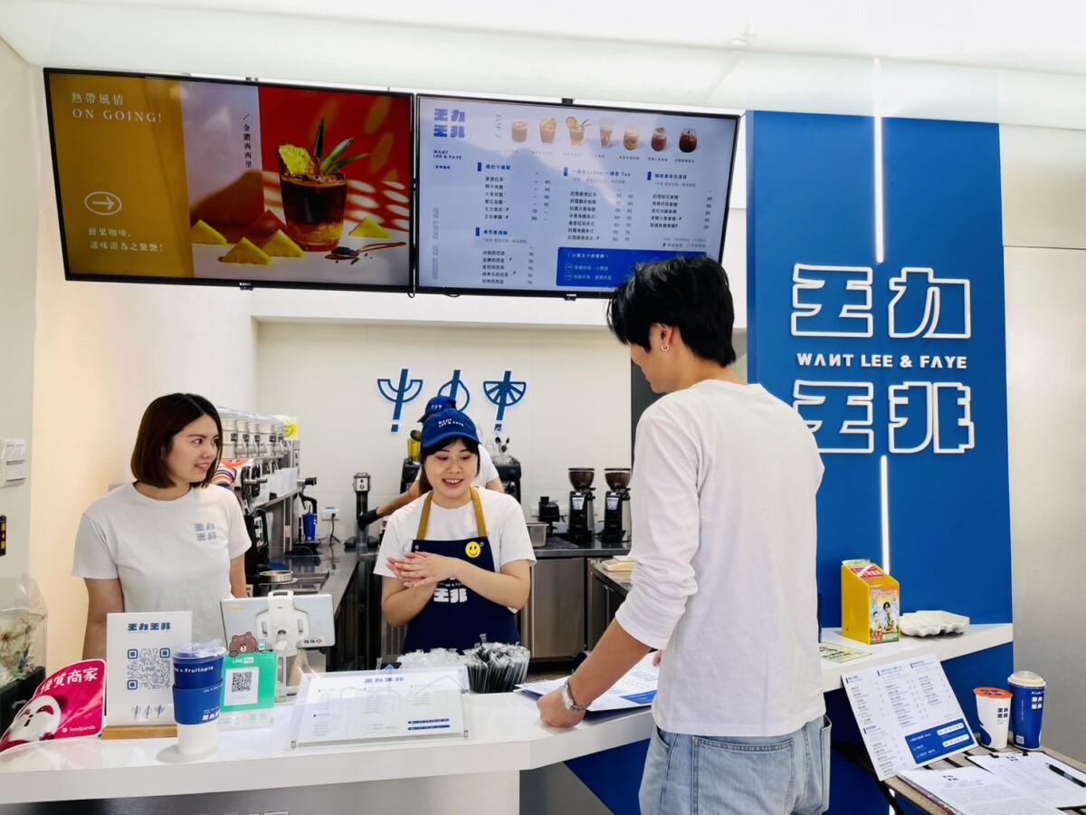 ▲全台第一家鮮果、台茶融合咖啡,「王力王非Want Lee & Faye」審計新村全新跨界飲品驚豔登場。(圖/記者顏淑娟攝)