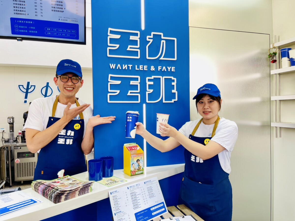 ▲門店設計以充滿活力的藍、白作為配色，店員親切介紹熱銷飲品。(圖/記者顏淑娟攝)