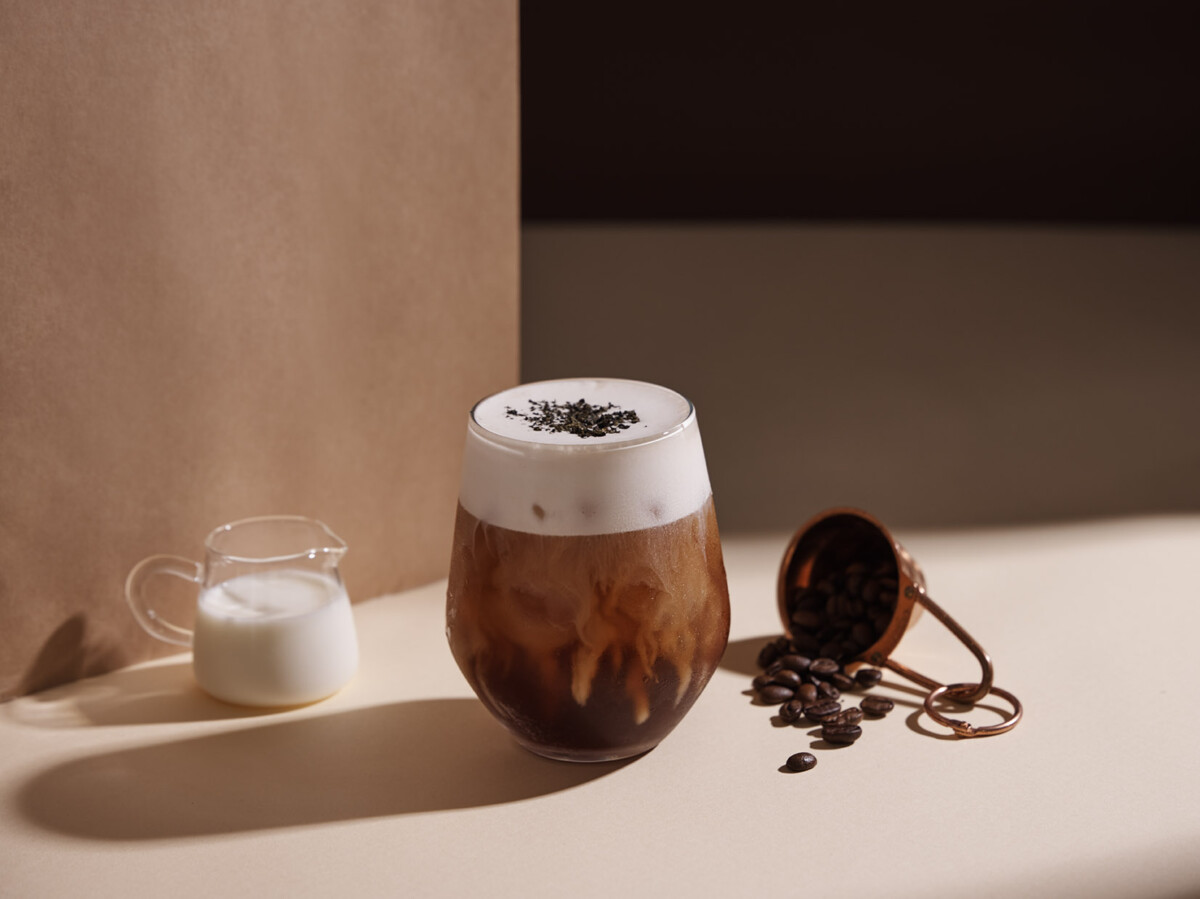 ▲熱銷飲品奶霜錫蘭美式。以錫蘭紅茶與義式濃縮交融，上層綿密奶霜增添口感層次，展現茶與咖啡的優雅平衡。(圖/記者顏淑娟翻攝)
