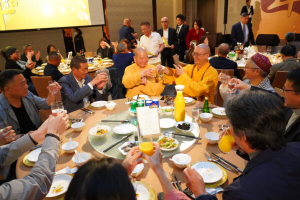 ▲頒獎典禮後,各宗教長老齊聚用餐同慶,席間交流融洽、氣氛溫馨,不分宗派共同分享信仰實踐與公益經驗。這場難得的聚會展現台灣宗教間深厚情誼與合作精神,凝聚跨宗教共善的力量,令人動容。圖/宗聯會
