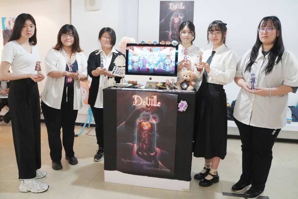 ▲大葉大學多媒體學程大四生展示動畫作品「Deville」及周邊。（記者林明佑翻攝）