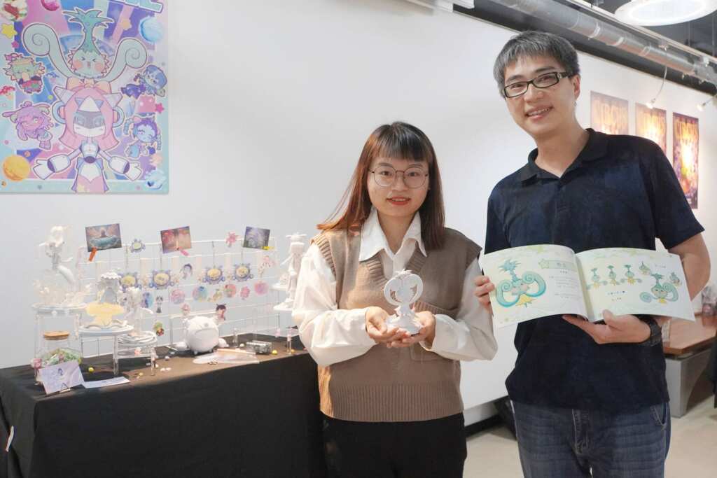 ▲大葉大學多媒體學程大四生劉佩姿(左)創作廢園星生記。（記者林明佑翻攝）