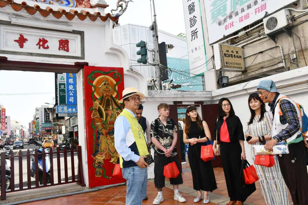 ▲林世賢市長為英國籍藝術家導覽遊賞開化寺建廟歷史與意義。（記者林明佑翻攝）