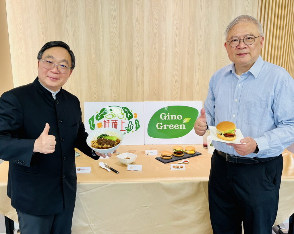 大成集團副總裁韓家寅(左)與新事業開發部副總經理李維溪共同推廣蔬食新品牌好蔬上與綠季諾