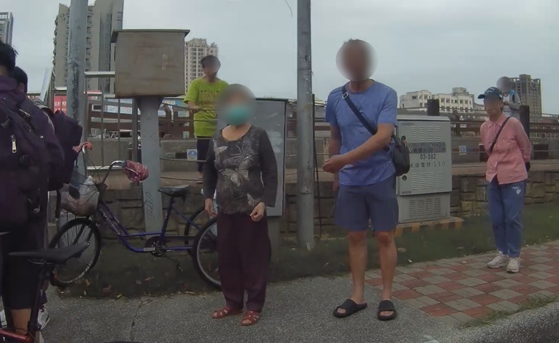 ▲圖說:劉姓阿嬤騎單車出門買麵包,返程時卻騎錯方向而迷路,熱心路人幫忙報警求助 (圖/台中市政府 提供)