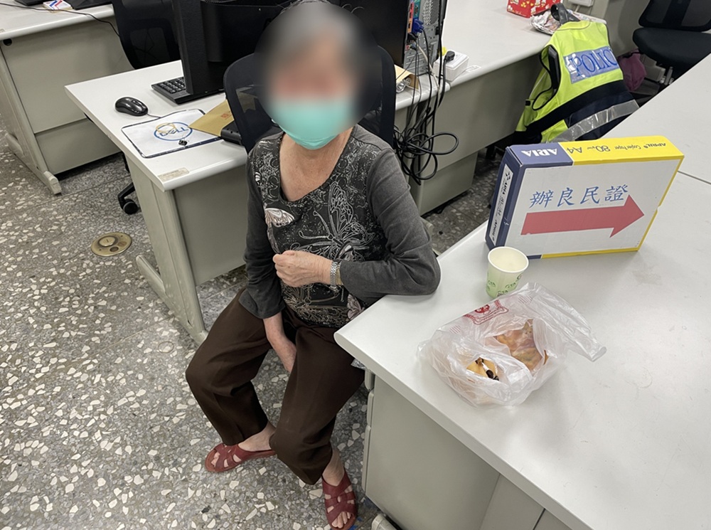 ▲圖說:員警靠著防走失手環電話聯繫上阿嬤家屬,並將阿嬤帶回派出所等待家人 (圖/台中市政府 提供)