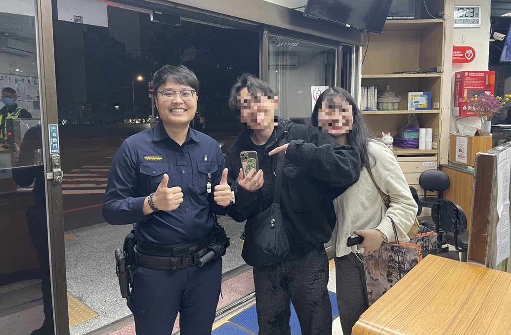 ▲圖說:大誠所警員王郁桑調閱監視器,成功在計程車上尋回日籍旅客遺落的手機 (圖/台中市政府 提供)