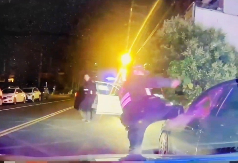 運毒還闖紅燈拒檢 礁溪警強勢破窗拉出兩犯嫌壓制 211 248250415a07